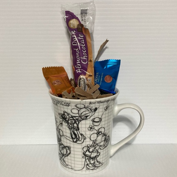 MINNIE MOUSE Sketch Book Disney Mug with Biscotti and Godiva Chocolates Gift Set - Picture 3 of 12